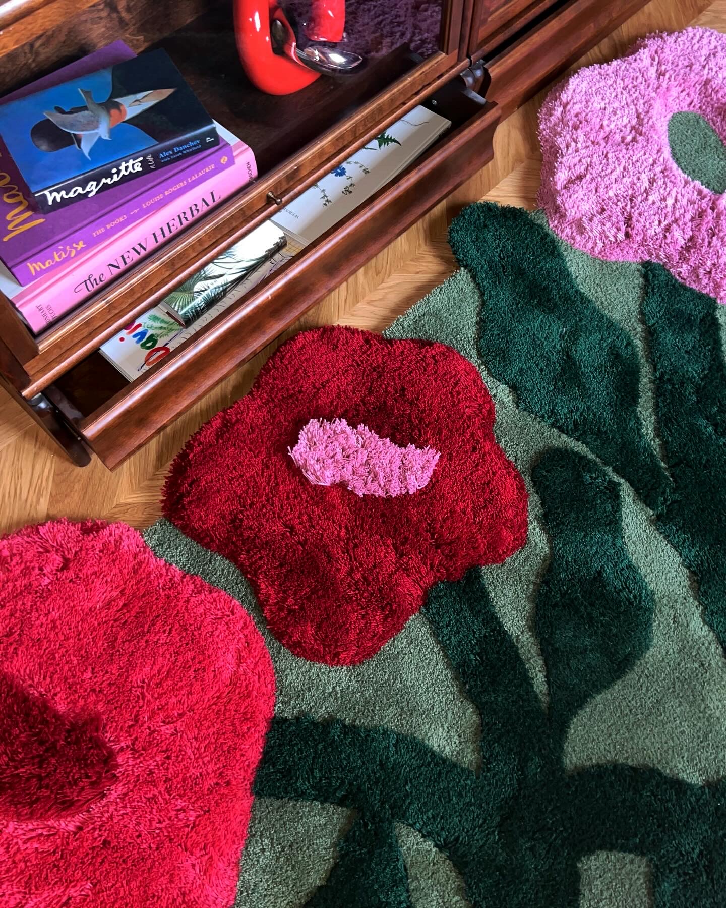 Books and meadow colored poppy rug by Madelen Möllard